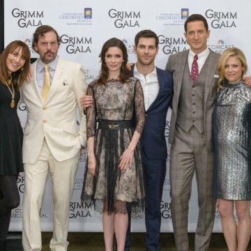 Bree Turner, Slias Weir Mitchell, Bitsie Tulloch, David Guintoli, Sasha Roiz and Claire Coffee at Grimm Gala. Photo credit: Andie Petkus Photography.