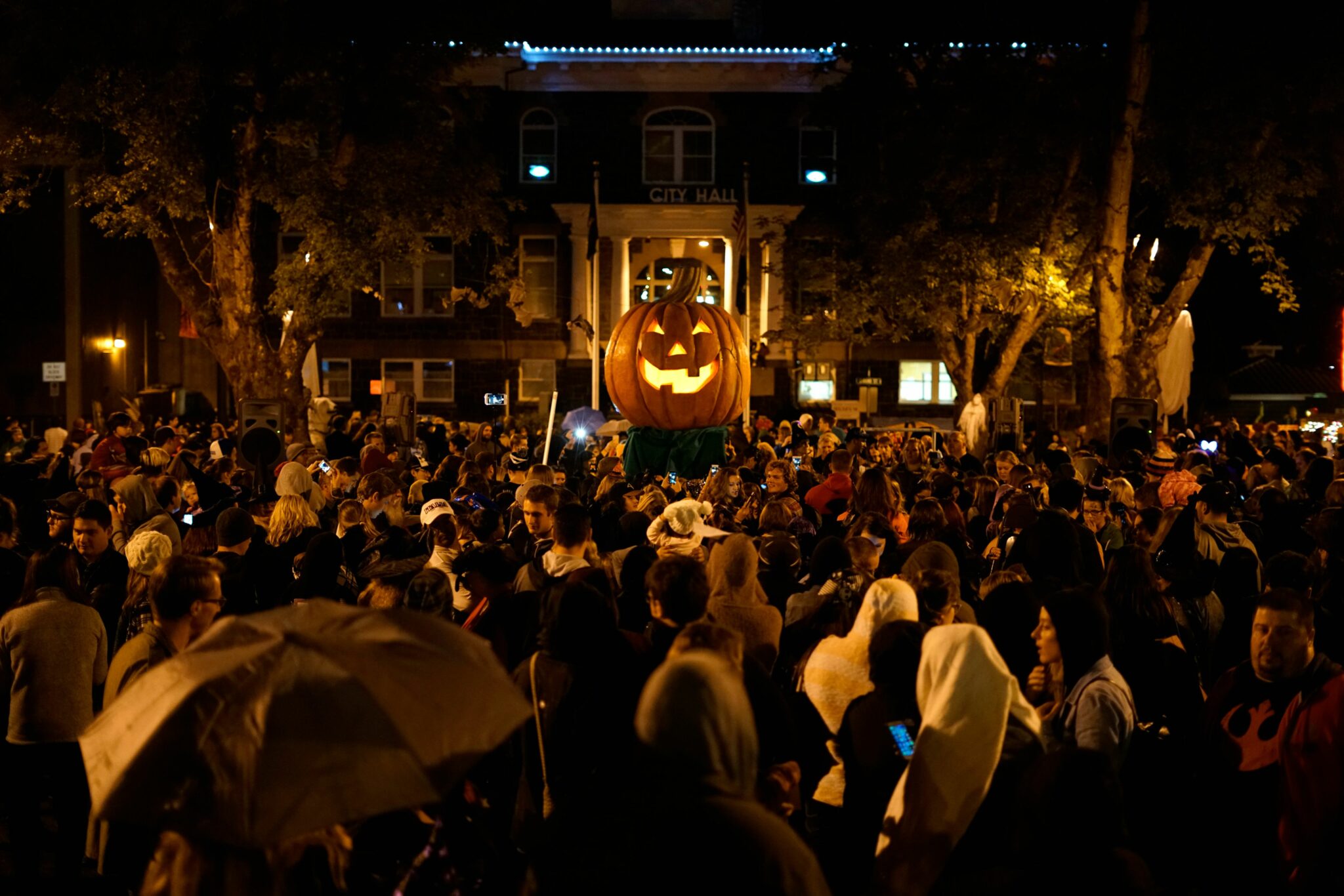 Halloweentown Parade 2024 Uta Libbey   WrSbb27b 2048x1366 